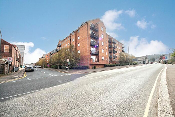 2 Bedroom Flat For Sale In The Academy, Holly Street, Luton, Bedfordshire, LU1