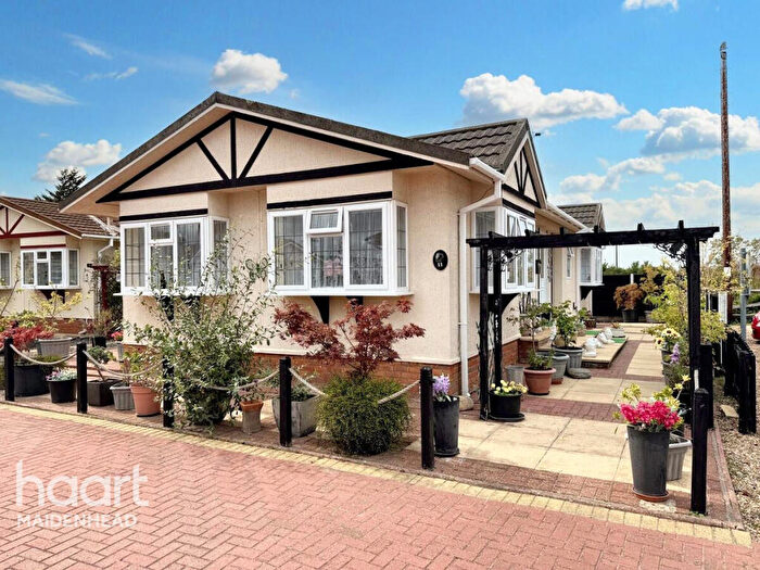 2 Bedroom Park Home For Sale In The Paddock Lakeview, Maidenhead, SL4