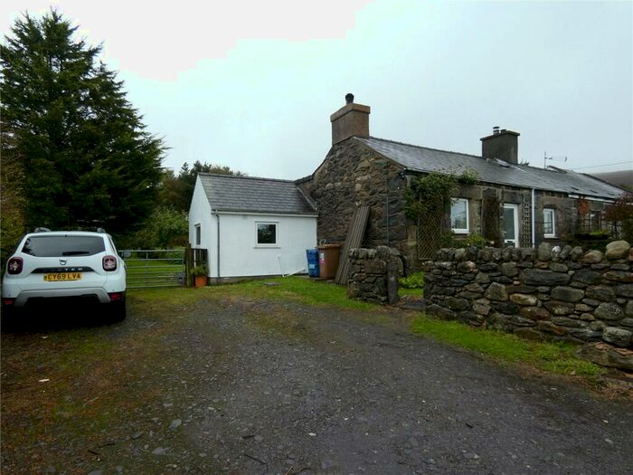 2 Bedroom Semi-Detached House To Rent In Llwybrmain, Mynydd Llandygai, Bangor, Gwynedd, LL57