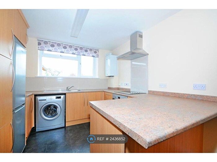 3 Bedroom Flat To Rent In Horncastle Road, London, SE12