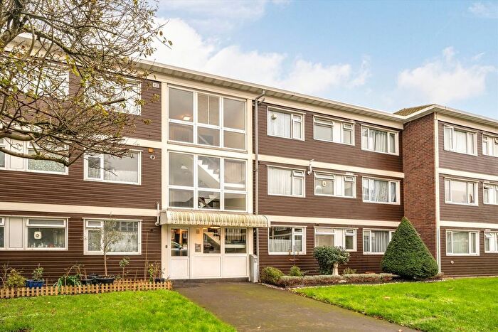 3 Bedroom Flat For Sale In Brent Lea, Brentford, TW8