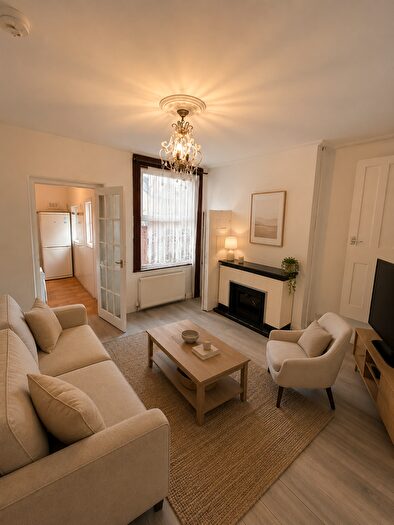 3 Bedroom Flat To Rent In Derinton Road, London, SW17