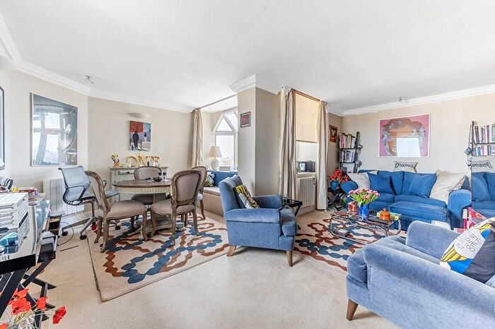 3 Bedroom Flat To Rent In King's Road, Chelsea, SW3