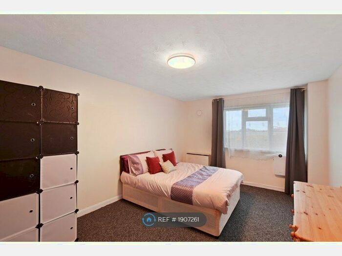 2 Bedroom Flat To Rent In Claremont Close, London, E16