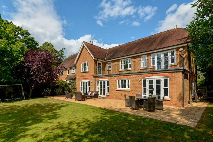5 Bedroom Detached House To Rent In Midgarth Close, Oxshott, KT22