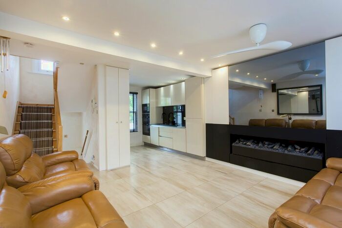 3 Bedroom Terraced House To Rent In Newby Street, London, SW8