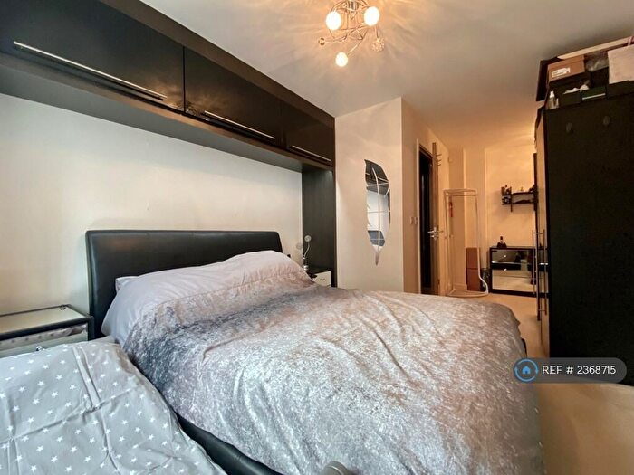 2 Bedroom Flat To Rent In Bole Court, Enfield, EN2
