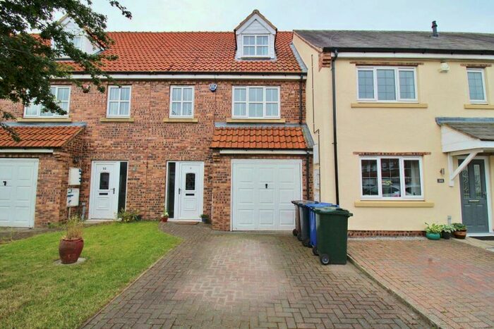 4 Bedroom Town House To Rent In Fieldside Court, Church Fenton, LS24