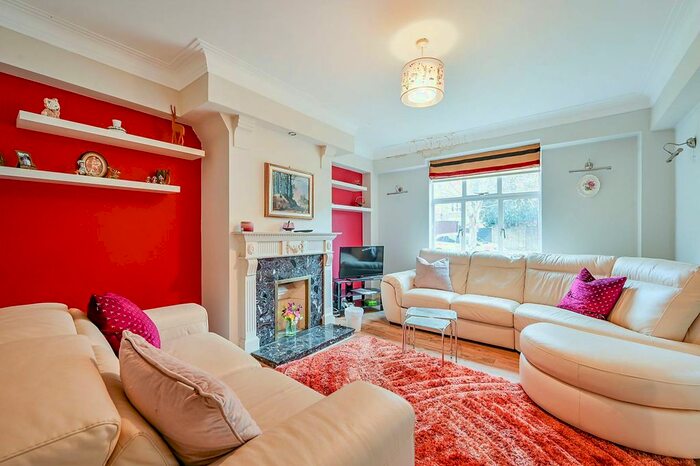 2 Bedroom Flat To Rent In Wellesley Road, Chiswick, London, W4