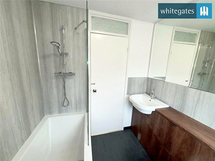 3 Bedroom End Of Terrace House For Sale In Hebble Vale Drive, Wheatley, Halifax, HX2