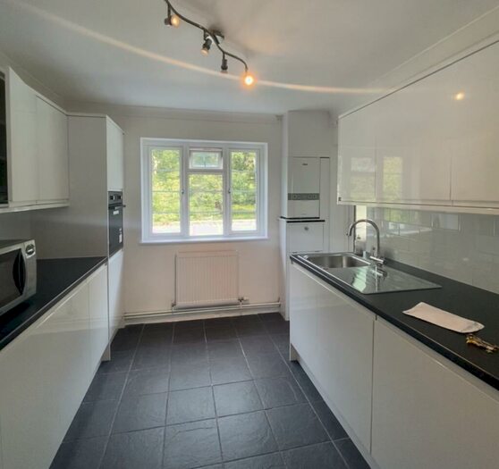 2 Bedroom Apartment To Rent In Wilmer Crescent, Kingston Upon Thames, KT2