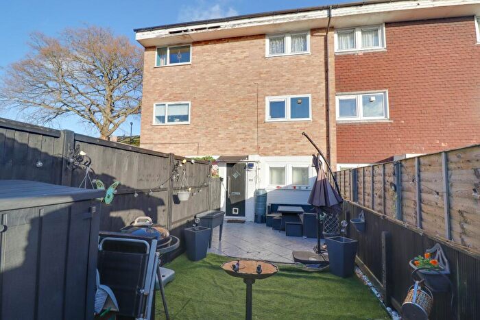 2 Bedroom Maisonette For Sale In Wadhurst Gardens, Weston, SO19