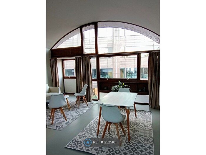 2 Bedroom Flat To Rent In Crescent House, London, EC1Y