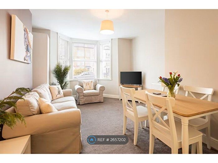 2 Bedroom Flat To Rent In Trafalgar Square, Scarborough, YO12