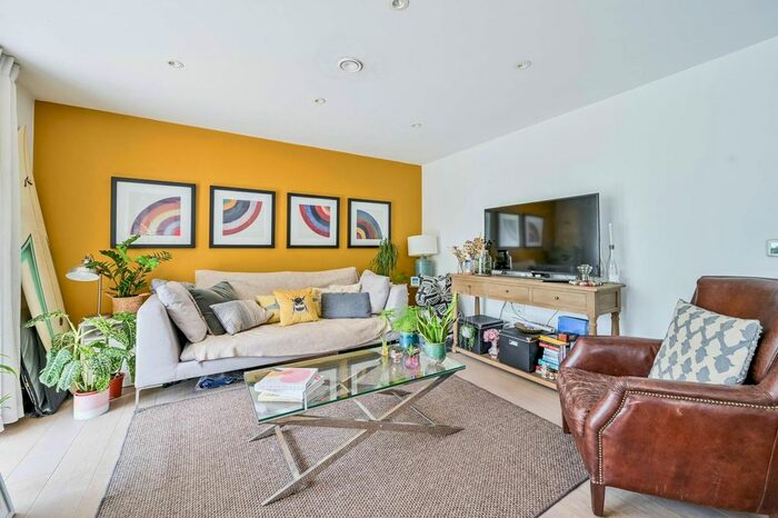 3 Bedroom Flat To Rent In New North Road, Hackney, London, N1