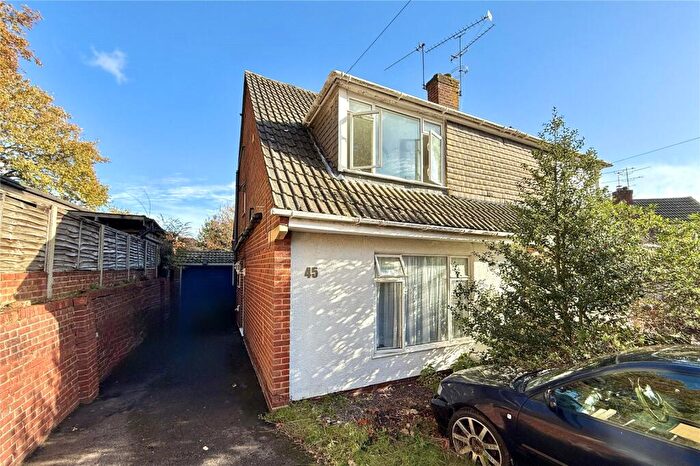 3 Bedroom Semi Detached House For Sale In Yeovil Road, Farnborough, Hampshire, GU14