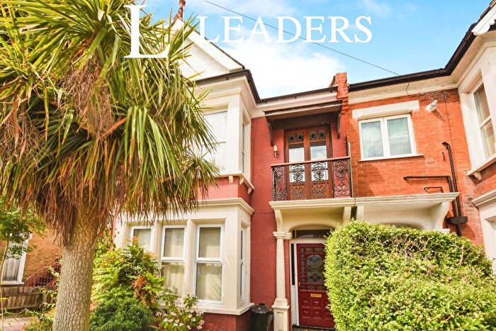 3 Bedroom Flat To Rent In Elderton Road, Westcliff-On-Sea, SS0