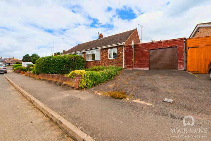 2 Bedroom Bungalow To Rent In Greenview Drive, Northampton, NN2