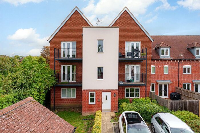 2 Bedroom Flat For Sale In Outfield Crescent, Wokingham, Berkshire, RG40