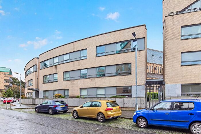 3 Bedroom Flat For Sale In St. Francis Rigg, Glasgow, G5