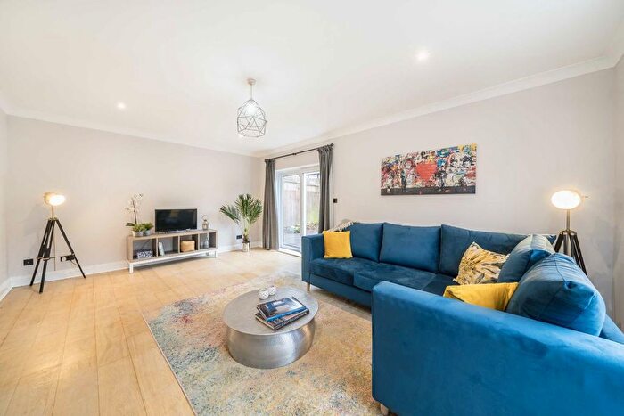 3 Bedroom Detached House For Sale In Sternhold Avenue, Streatham, SW2