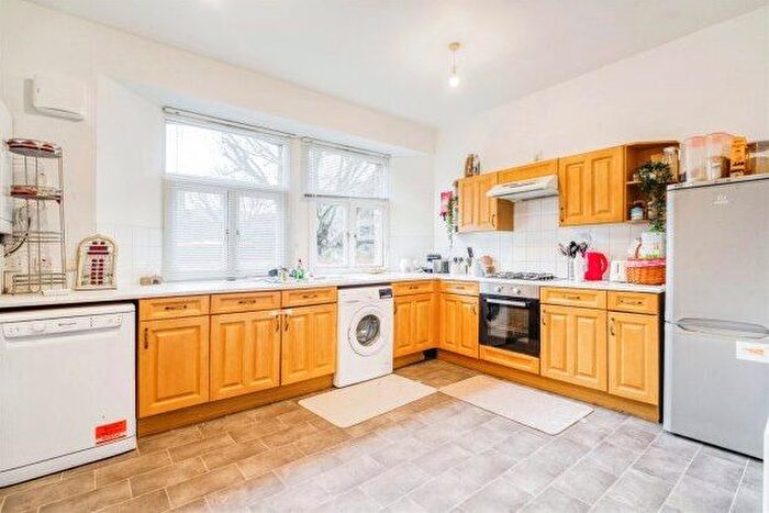 3 Bedroom Flat To Rent In Osborne Wallis House, Bristol, BS8