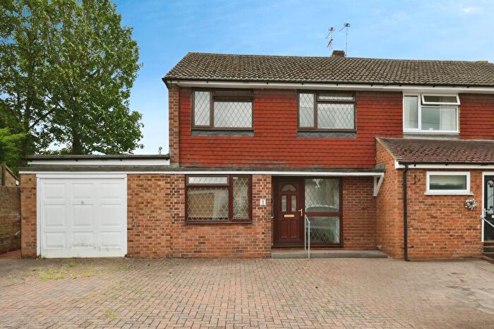 3 Bedroom Semi-Detached House For Sale In Lilliards Close, Hoddesdon, EN11