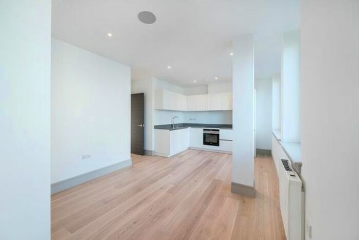 Studio To Rent In Finchley High Road, North Finchley, N12