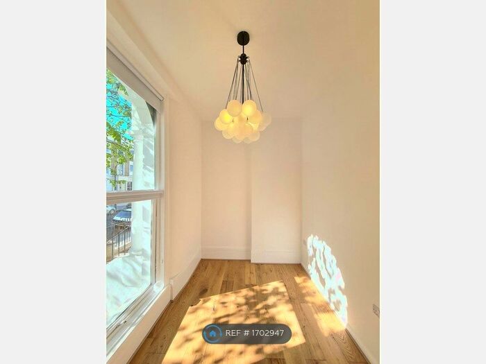 2 Bedroom Flat To Rent In Shepherds Bush, London, W12