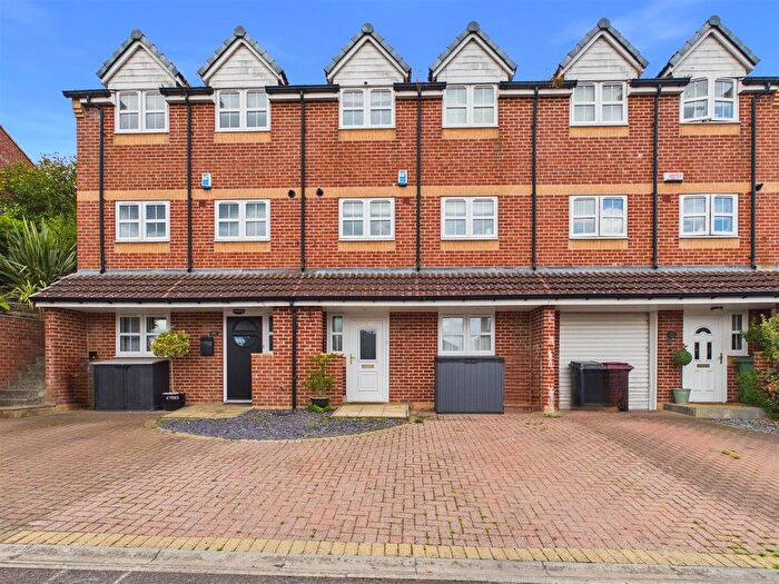 4 Bedroom Town House For Sale In Holmley Lane, Dronfield, S18