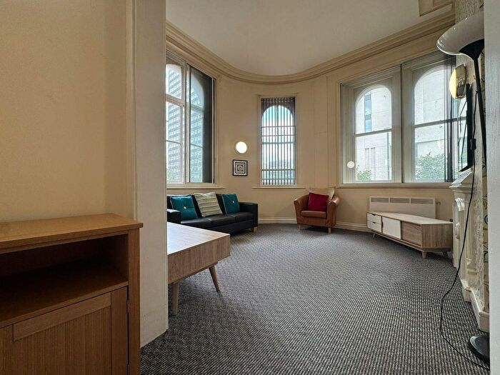 2 Bedroom Flat To Rent In Portland Street, Manchester, M1