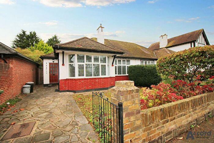 2 Bedroom Bungalow To Rent In Meadow Way, Upminster, RM14