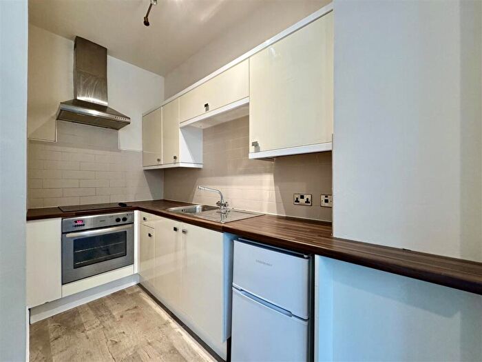 1 Bedroom Character Property To Rent In Huddersfield Road, Holmfirth, HD9
