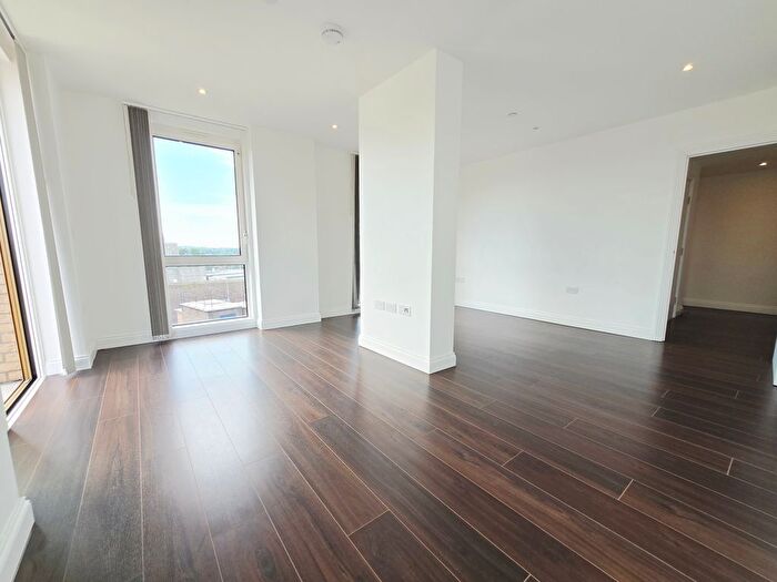 2 Bedroom Flat To Rent In Wellstones, Watford, WD17