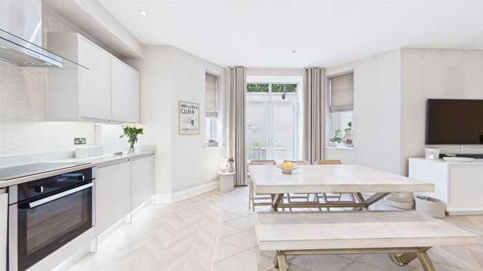 2 Bedroom Flat For Sale In Knights Hill, London, SE27