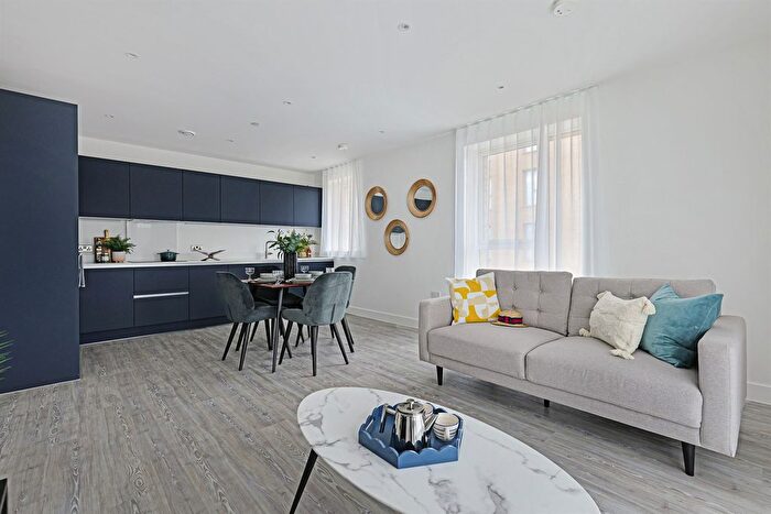 2 Bedroom Flat To Rent In Clovelly Road, Hounslow, TW3