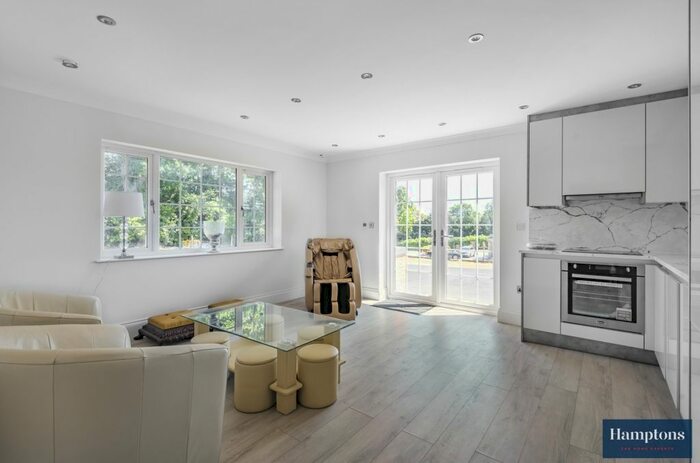 2 Bedroom Flat To Rent In Sandhills Lane, Virginia Water, GU25