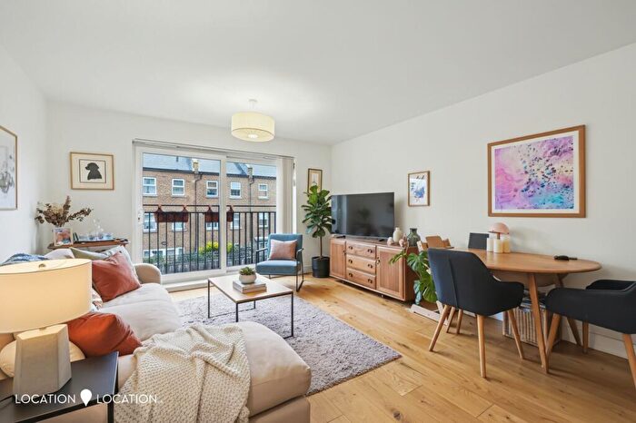 2 Bedroom Flat For Sale In Defoe Road, Flanders House, N16