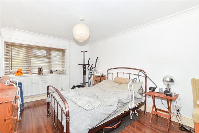 1 Bedroom Maisonette For Sale In Tilgate Way, Crawley, West Sussex, RH10