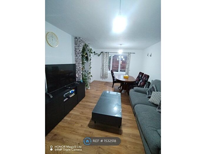 2 Bedroom Flat To Rent In Littlebrook Avenue, Slough, SL2