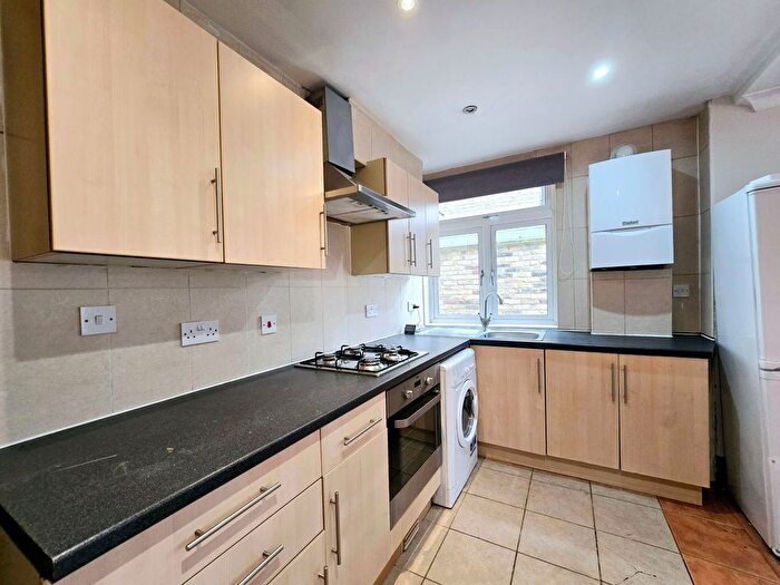 3 Bedroom Flat To Rent In Tooting Bec Road, London, SW17