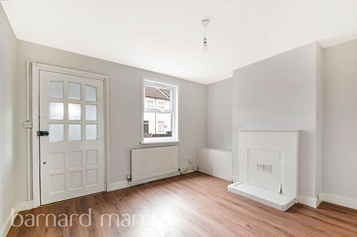 2 Bedroom End Of Terrace House To Rent In Cross Road, Croydon, CR0