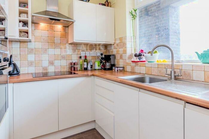 3 Bedroom Flat To Rent In Viceroy Close, N2