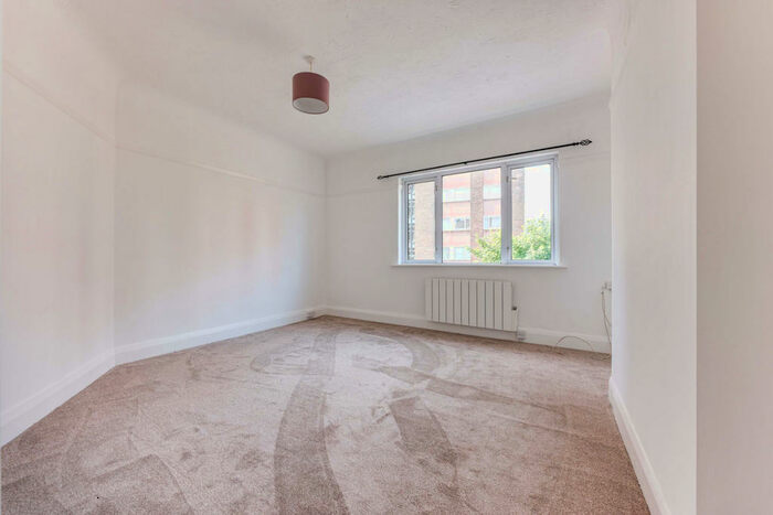 2 Bedroom Apartment To Rent In Broadway West, Leigh-on-sea, SS9