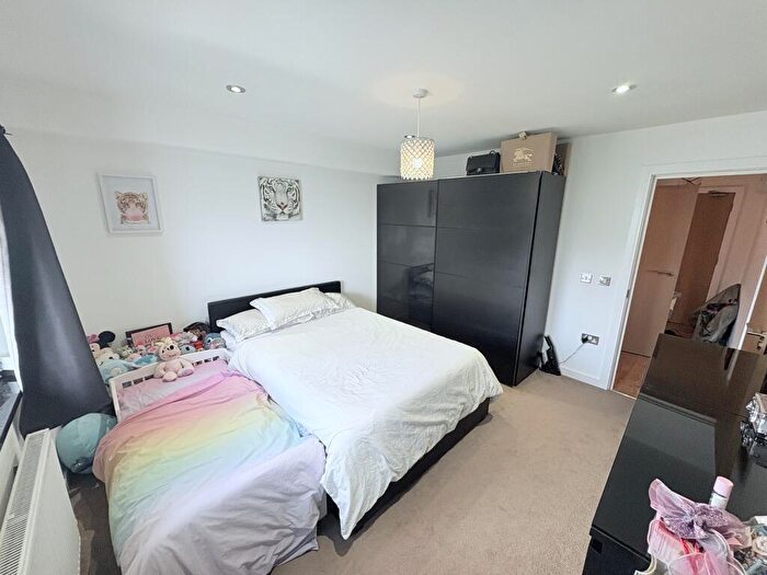 1 Bedroom Flat For Sale In Larkshall Road, London, E4