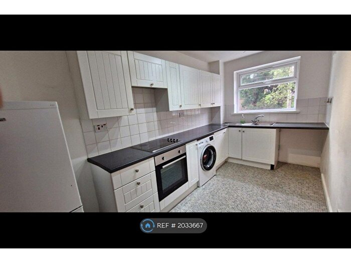 2 Bedroom Flat To Rent In Queens Road, Kingston Upon Thames, KT2