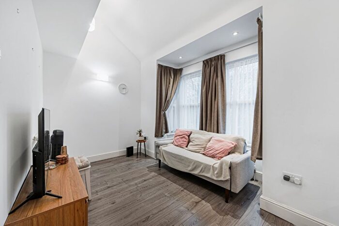 2 Bedroom Flat To Rent In Regina Road, West Ealing, W13