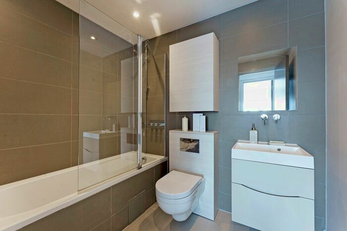 2 Bedroom Flat To Rent In Tolworth Tower, Ewell Road, KT6