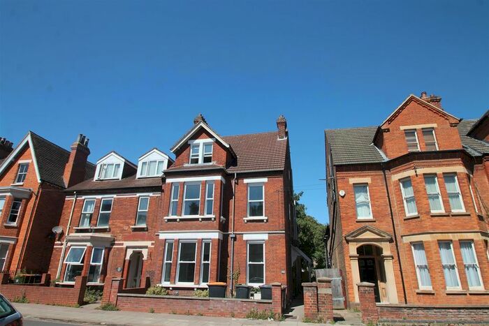 2 Bedroom Flat To Rent In Castle Road, Bedford, MK40