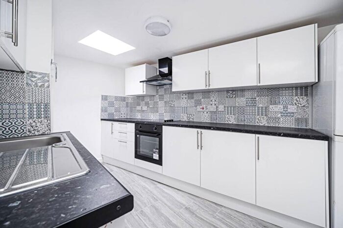 5 Bedroom Flat To Rent In Morning Lane, Hackney, London, E9